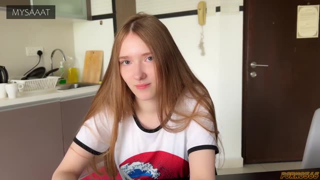 Сводная сестра из России устроила с парнем жёсткий секс на кухне
