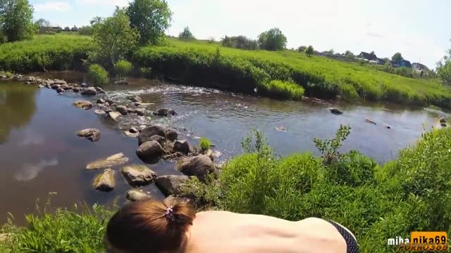 Столичная штучка соблазняет на диком пляже в деревне
